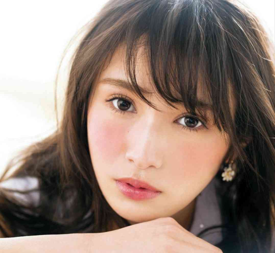 欅坂46渡邉理佐、1st写真集が発売翌日に緊急重版決定