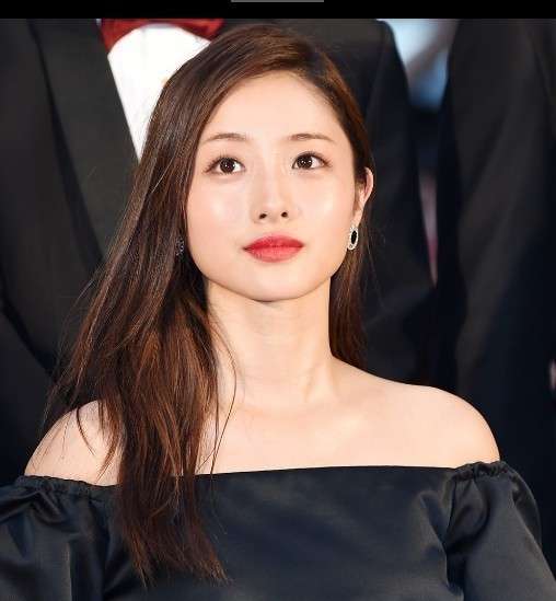 石原さとみ、16歳の初々しいセーラー服姿再び　ファースト写真集が復刻