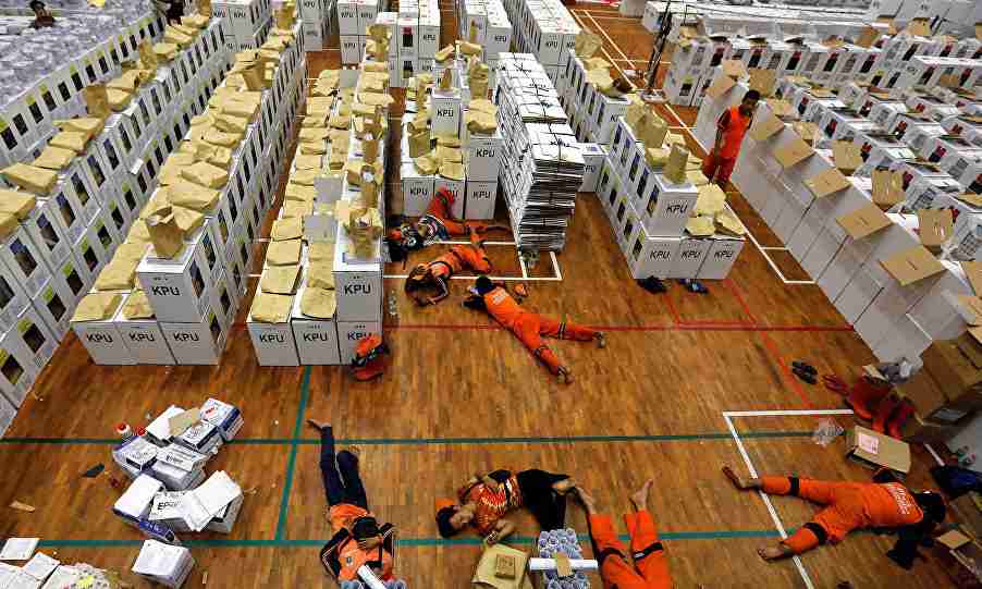 膨大な開票作業、119人が死亡 インドネシア大統領選