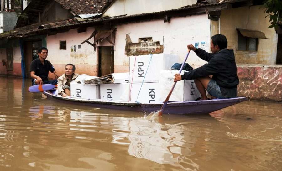 膨大な開票作業、119人が死亡 インドネシア大統領選