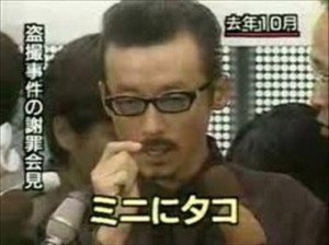 警視庁開発の痴漢撃退アプリが異例の人気に、画面見せて助け求める