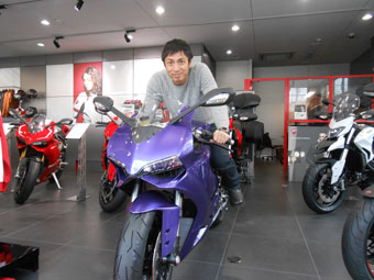 バイクに乗る有名人の画像を貼るトピ