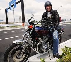 バイクに乗る有名人の画像を貼るトピ