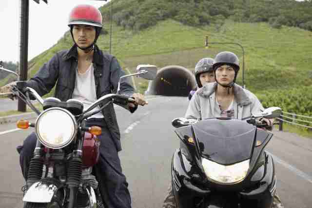 バイクに乗る有名人の画像を貼るトピ