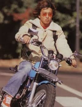 バイクに乗る有名人の画像を貼るトピ