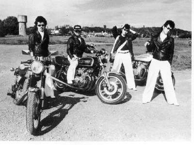 バイクに乗る有名人の画像を貼るトピ