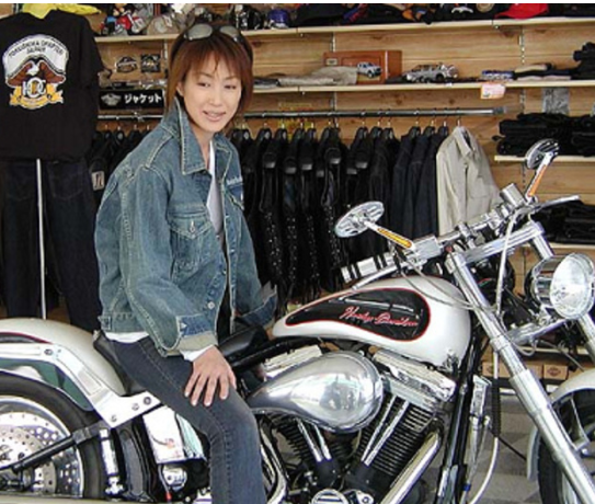 バイクに乗る有名人の画像を貼るトピ