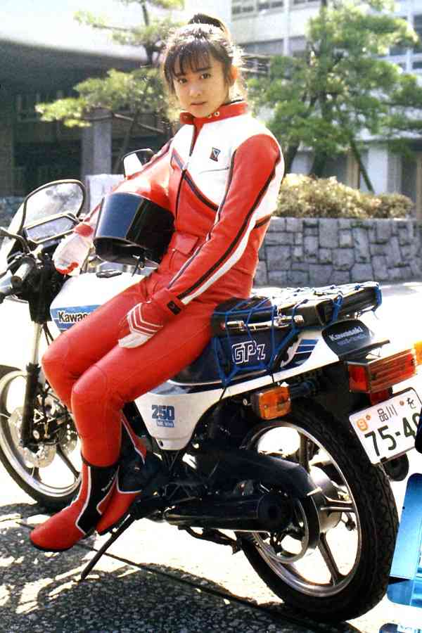 バイクに乗る有名人の画像を貼るトピ