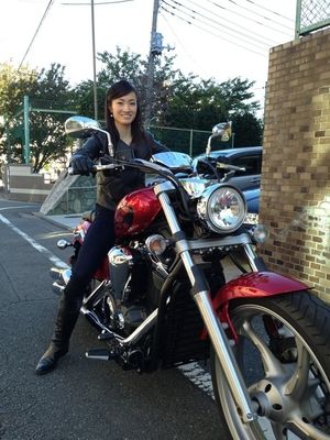 バイクに乗る有名人の画像を貼るトピ