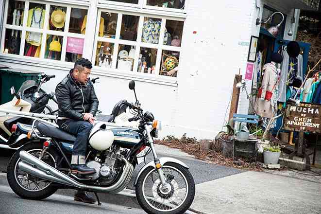 バイクに乗る有名人の画像を貼るトピ