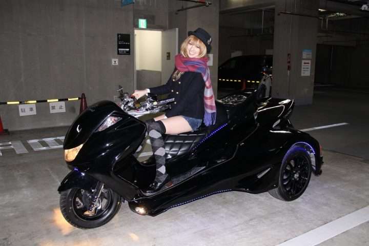 バイクに乗る有名人の画像を貼るトピ