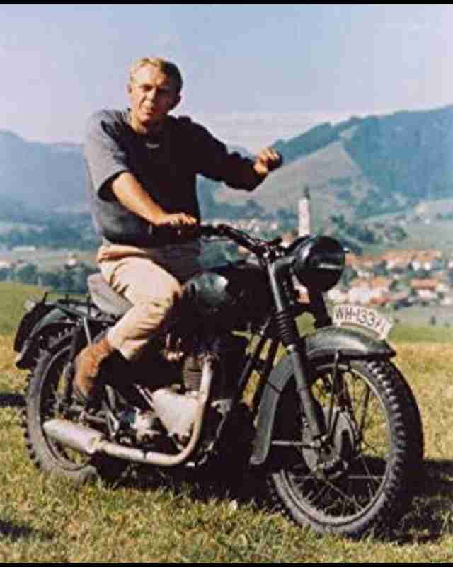 バイクに乗る有名人の画像を貼るトピ