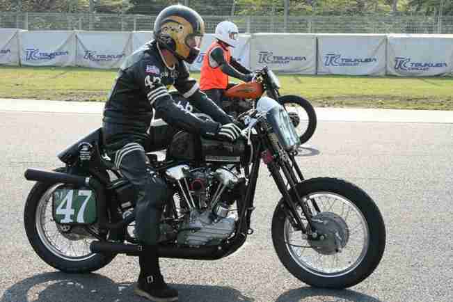 バイクに乗る有名人の画像を貼るトピ
