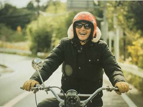 バイクに乗る有名人の画像を貼るトピ