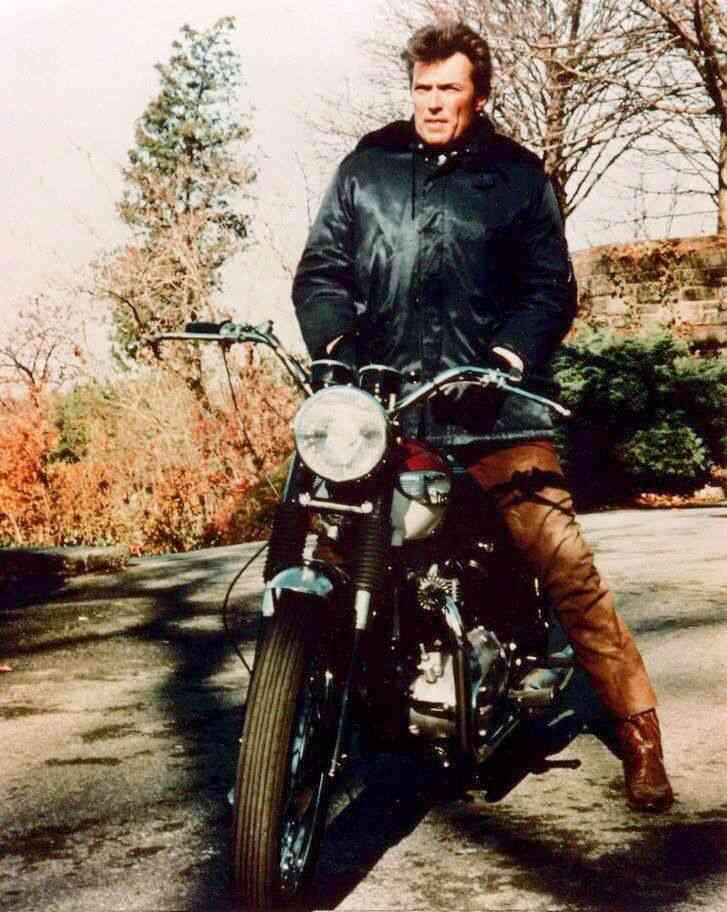 バイクに乗る有名人の画像を貼るトピ