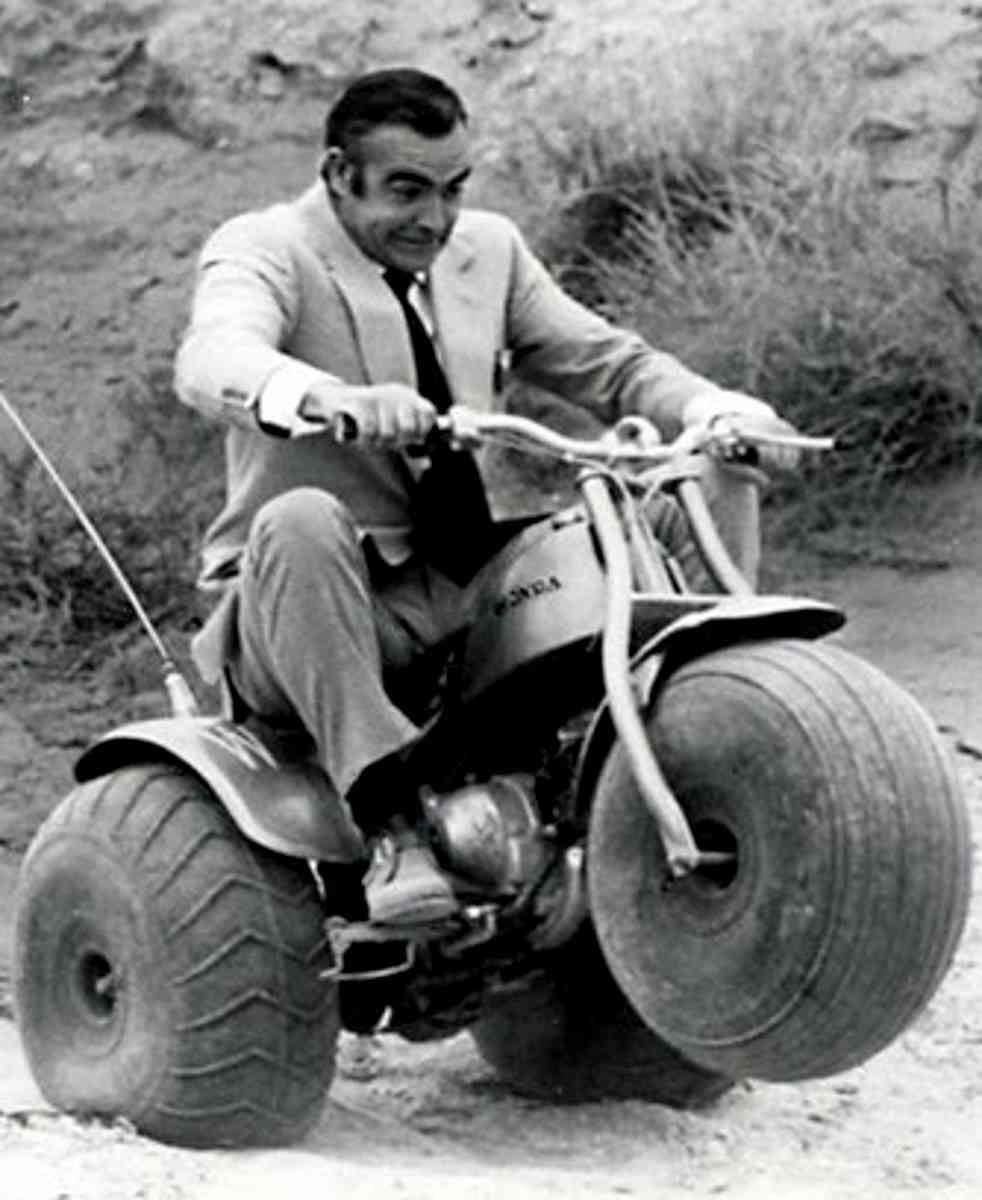 バイクに乗る有名人の画像を貼るトピ