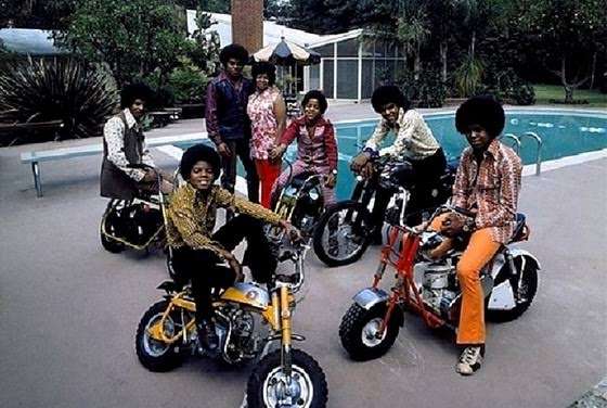 バイクに乗る有名人の画像を貼るトピ