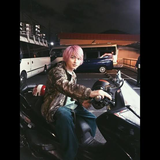 バイクに乗る有名人の画像を貼るトピ