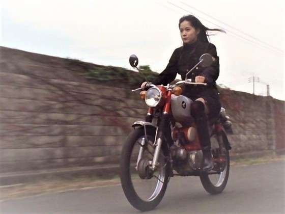 バイクに乗る有名人の画像を貼るトピ