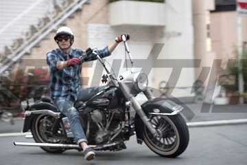バイクに乗る有名人の画像を貼るトピ