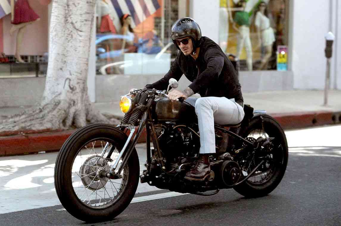 バイクに乗る有名人の画像を貼るトピ