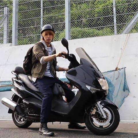 バイクに乗る有名人の画像を貼るトピ