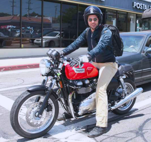 バイクに乗る有名人の画像を貼るトピ
