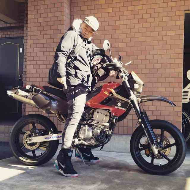 バイクに乗る有名人の画像を貼るトピ