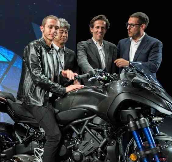 バイクに乗る有名人の画像を貼るトピ