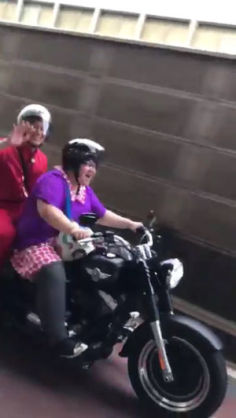 バイクに乗る有名人の画像を貼るトピ
