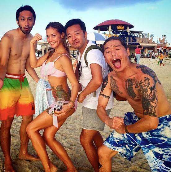 土屋アンナ、娘2人を抱いた1ヶ月遅れの雛祭り写真を公開し反響「アンナさんにそっくり」「三人共にお雛様」