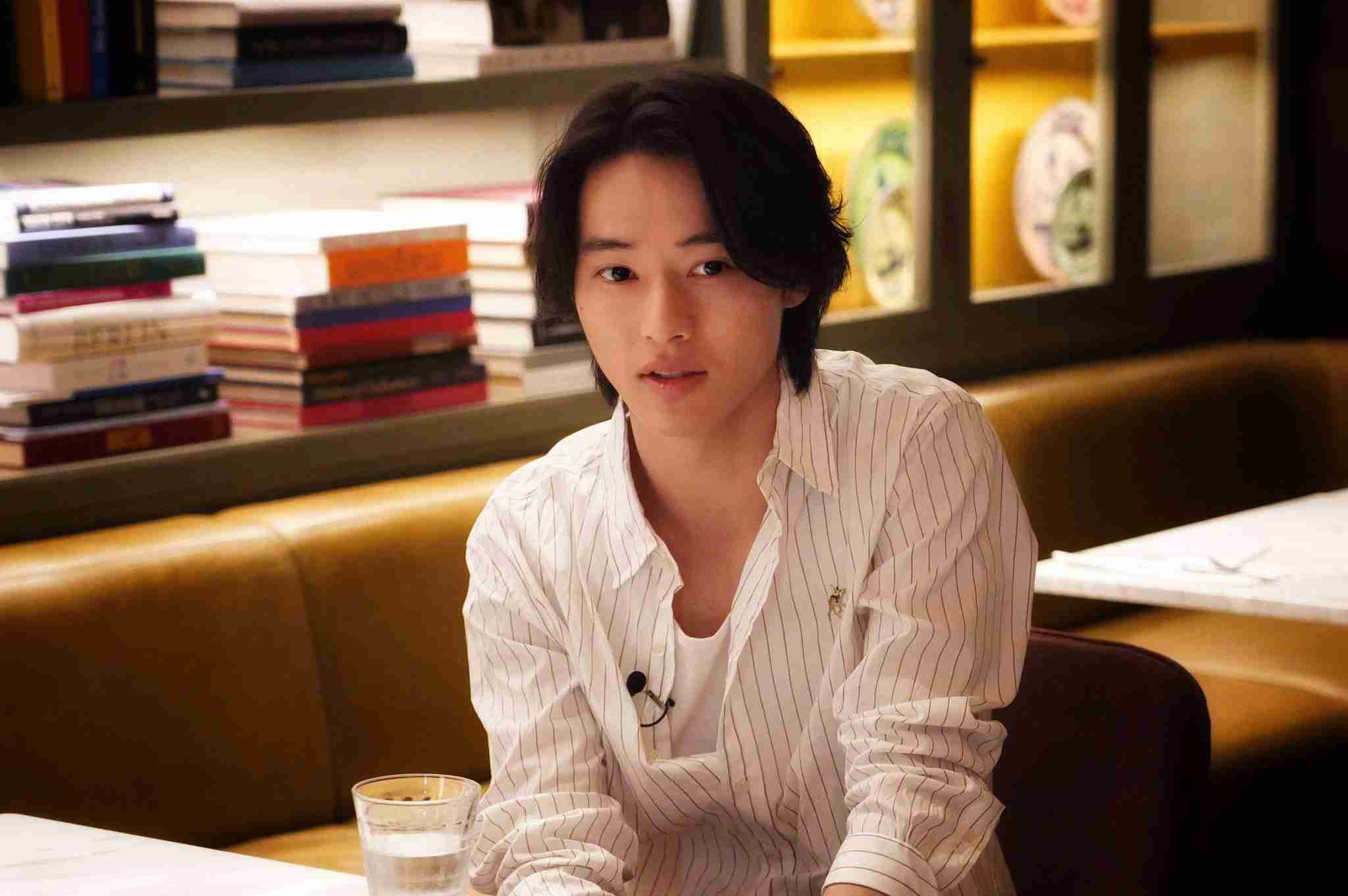 山崎賢人、写真集未公開カットのパネル展が開催！