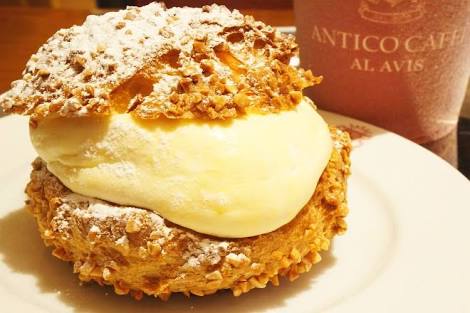 【暇なひと~!】スッゴク好みのイケメンの前で、「シュークリーム」をお洒落に食べる方法を考えよう!