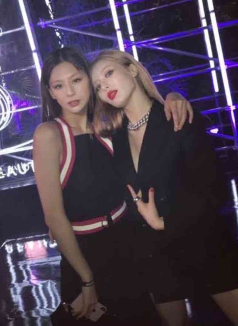 西内まりや、モロッコで撮影した集合写真に騒然「一人だけスタイルがおかしい！」