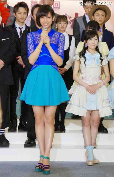 西内まりや、モロッコで撮影した集合写真に騒然「一人だけスタイルがおかしい！」