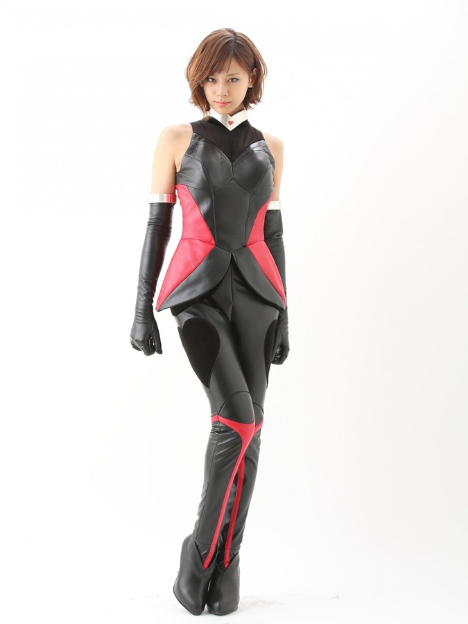 西内まりや、モロッコで撮影した集合写真に騒然「一人だけスタイルがおかしい！」