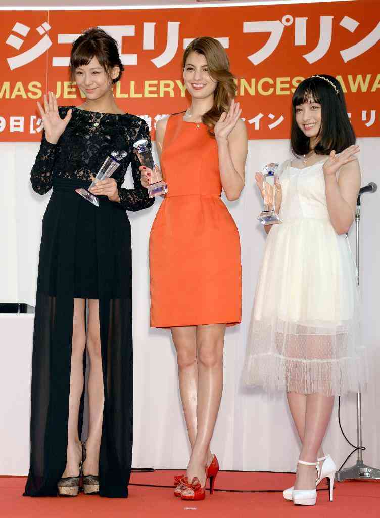 西内まりや、モロッコで撮影した集合写真に騒然「一人だけスタイルがおかしい！」