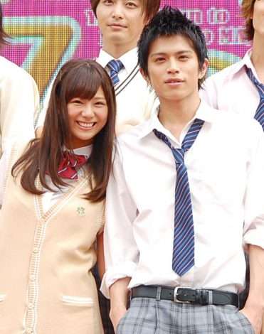 西内まりや、モロッコで撮影した集合写真に騒然「一人だけスタイルがおかしい！」