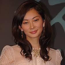 伊東美咲の近影に絶賛の声続出　「3人の子供がいるスタイルじゃない」