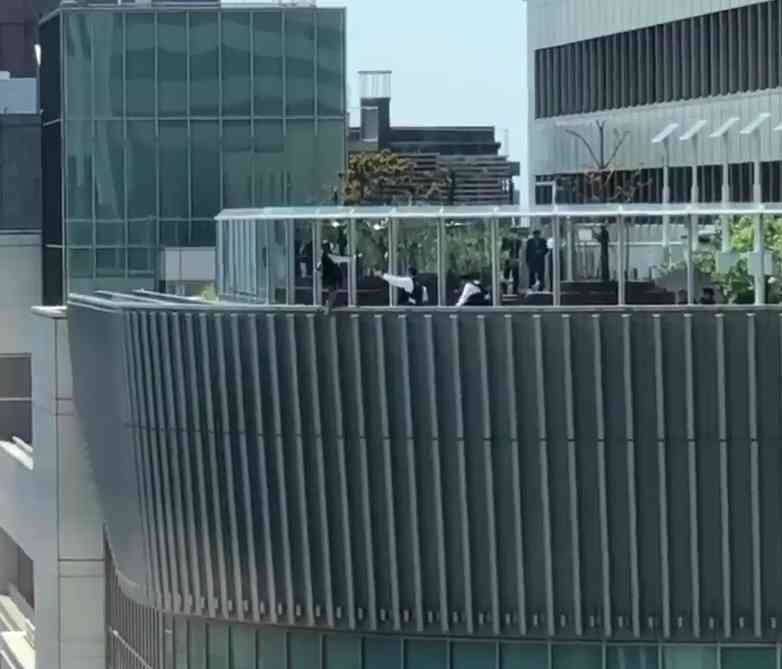 大阪駅ビル１６階から転落　女性が自殺か、一時騒然