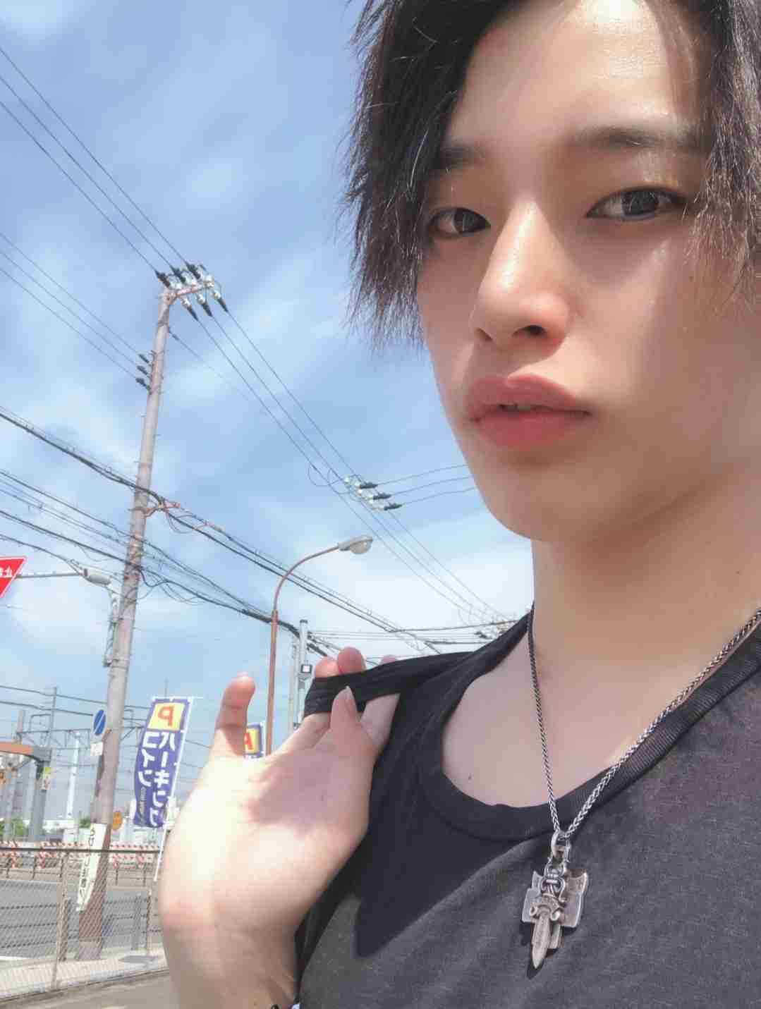 「ブスやし。いらんし」恋愛番組出演のモデル、ファンのプレゼントを蹴飛ばし炎上 イベントも出演禁止に