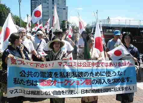 日本人がもっと政治に関心を持つためには、どうすればいいと思いますか?