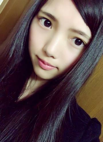 鈴木えみ、お人形さんのような黒髪ぱっつん＆赤リップ姿にファン絶賛