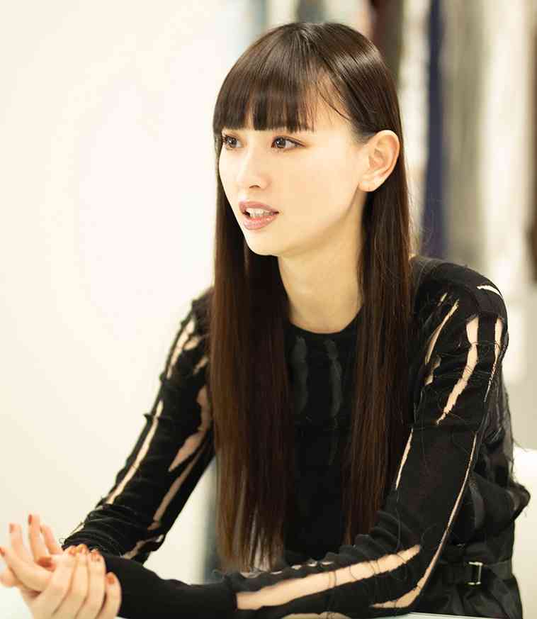 鈴木えみ、お人形さんのような黒髪ぱっつん＆赤リップ姿にファン絶賛