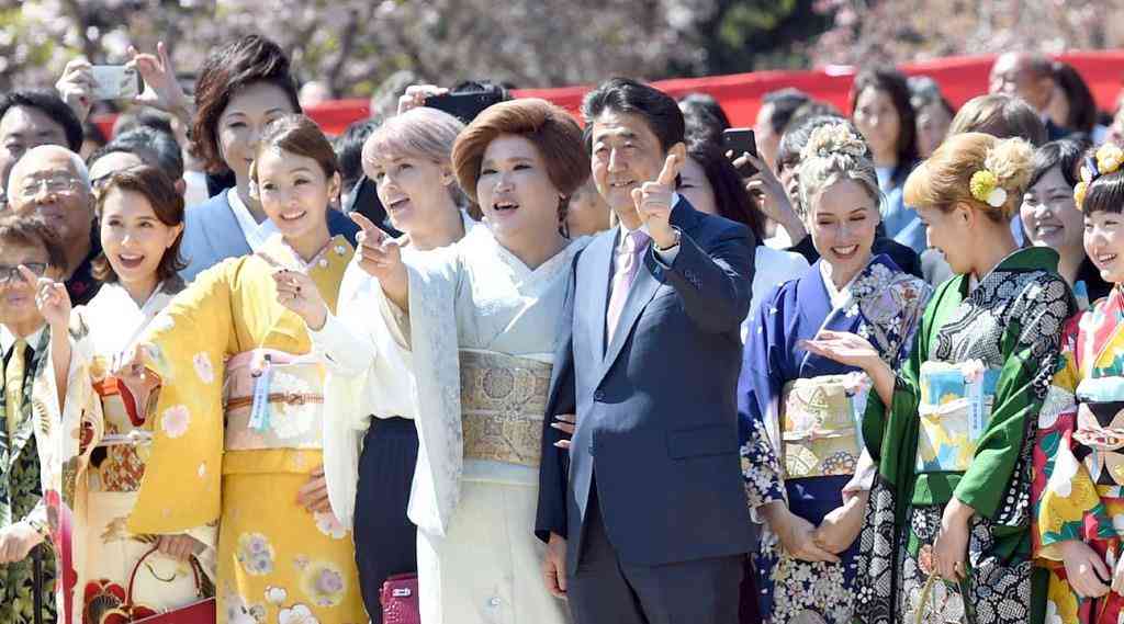 ウーマン村本大輔、安倍首相と芸能人の交流を批判