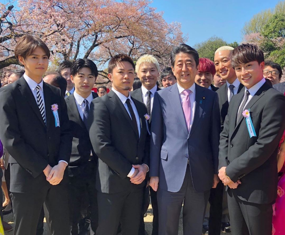 ウーマン村本大輔、安倍首相と芸能人の交流を批判