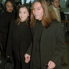 華原朋美、妊娠発表前日写真でふんわりワンピ GENKINGとハグ