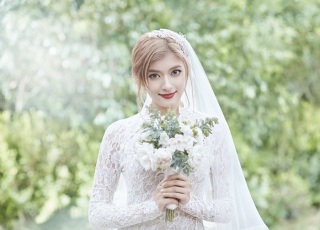 ローラ、ベッド上で肩がはだけたセクシー寝姿に「ちょっとエロい」の声
