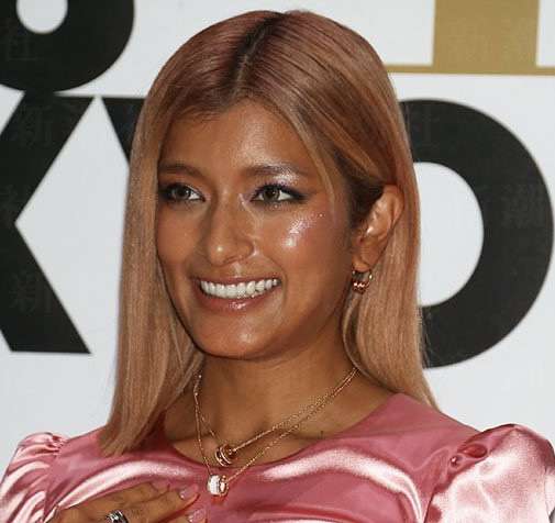 ローラ、ベッド上で肩がはだけたセクシー寝姿に「ちょっとエロい」の声
