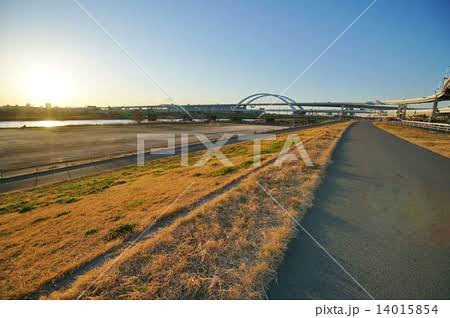 【晴れた日】河川敷が好きな人〜!